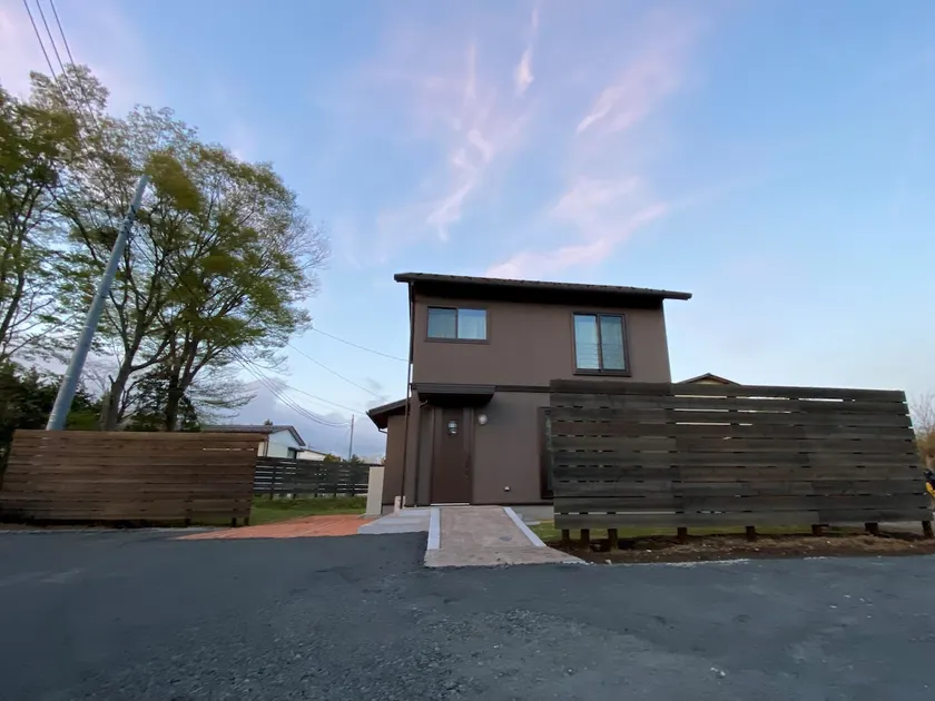 A 2-minute walk to the shore of Lake Yamanaka, a private cottage with a garden - Image 1