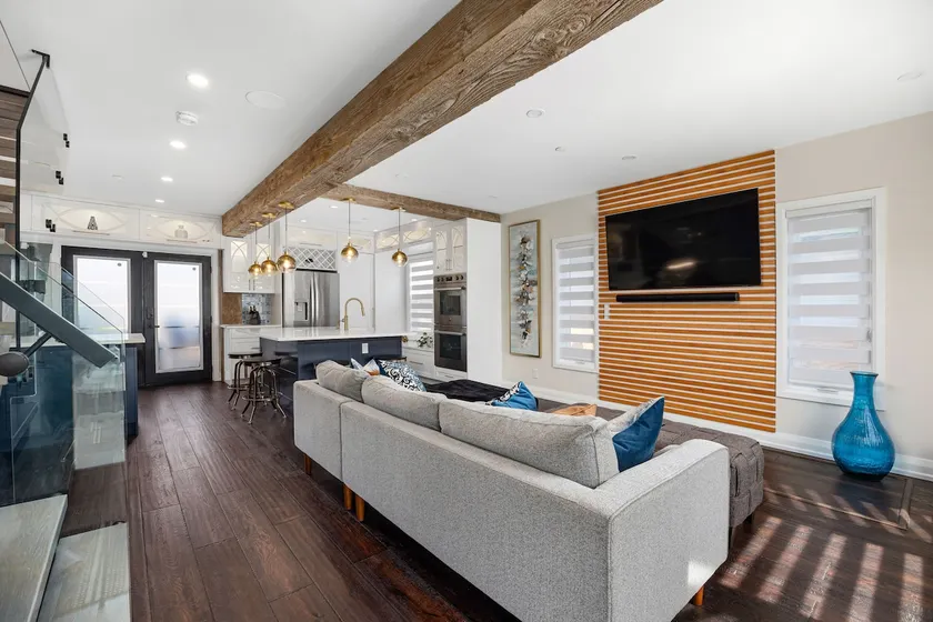 Modern & Rustic Dream House in Oshawa - Image 1