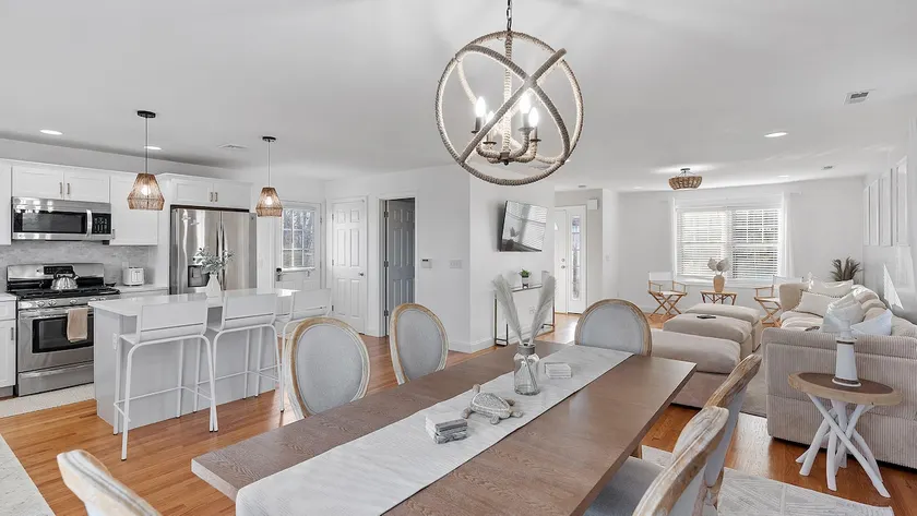 3 Miles to the Beach, 3 Miles to Downtown Newport! - Image 1