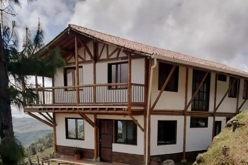 Spacious house overlooking the canyon - Image 1