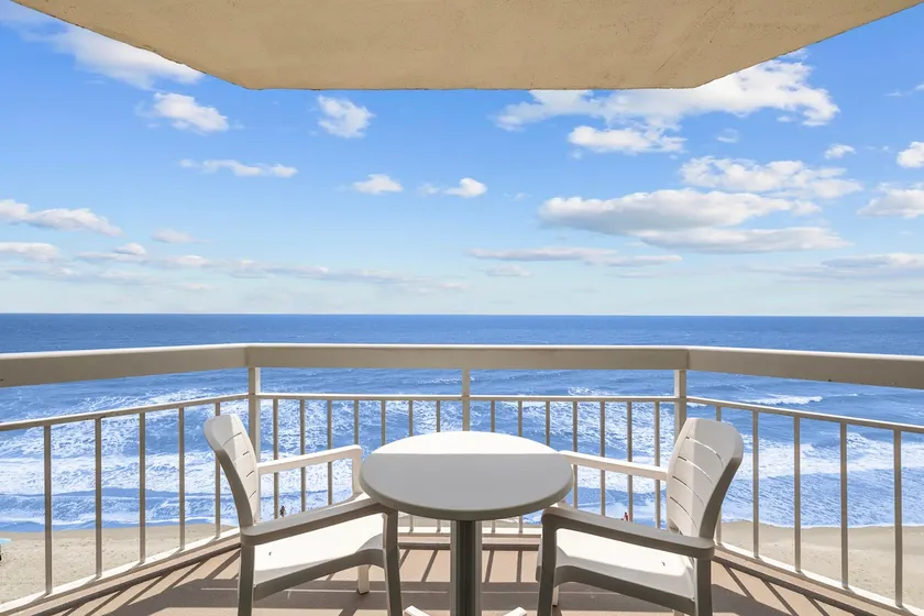 Coastal Charm: 1BR Oceanfront - Image 1