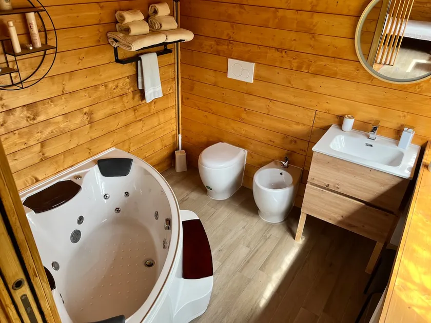 Chalet with hot tub - Image 1