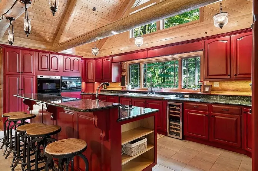4k sqft Log Chalet, Chef’s Kitchen, no fees, pets! - Image 1