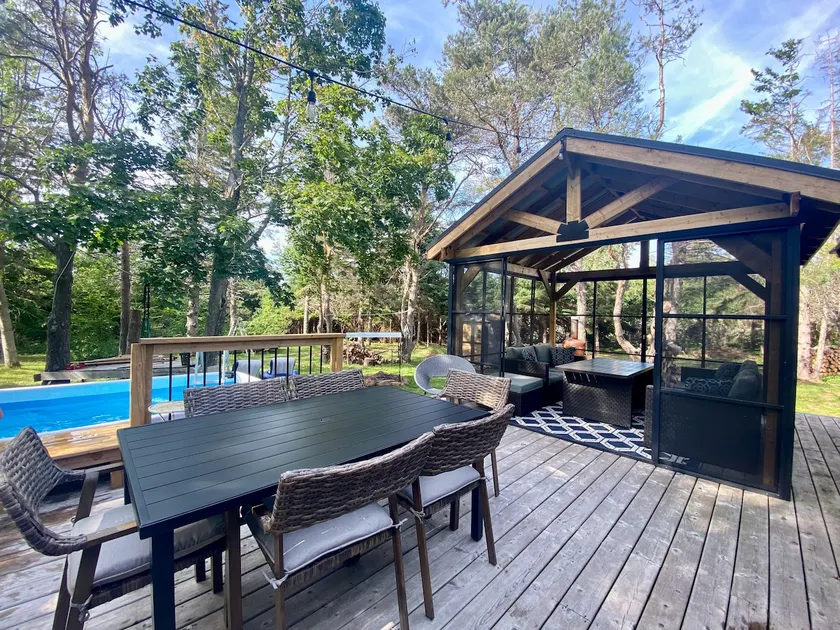 Miles Away Cottage with hot tub and fireplace - Image 1