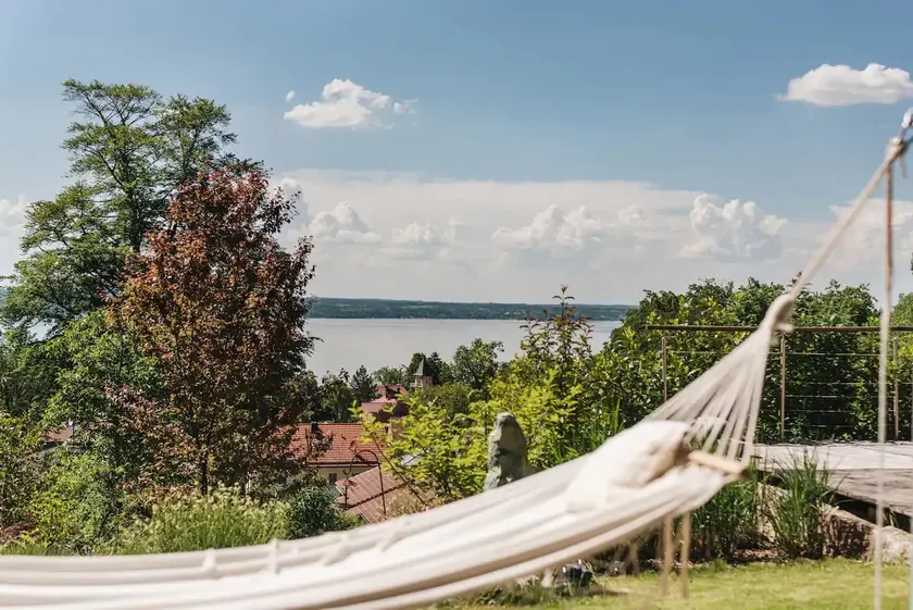 Snug-Stays 3: Dreamlike Lakeview & Garden - Image 1