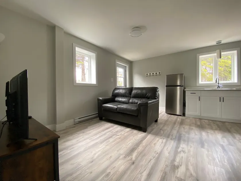 Cozy space in Flatrock - Image 1