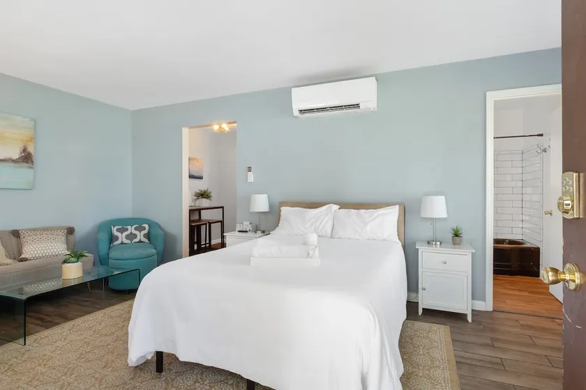 Stylish Studio in North Hampton Neighborhood - Image 1