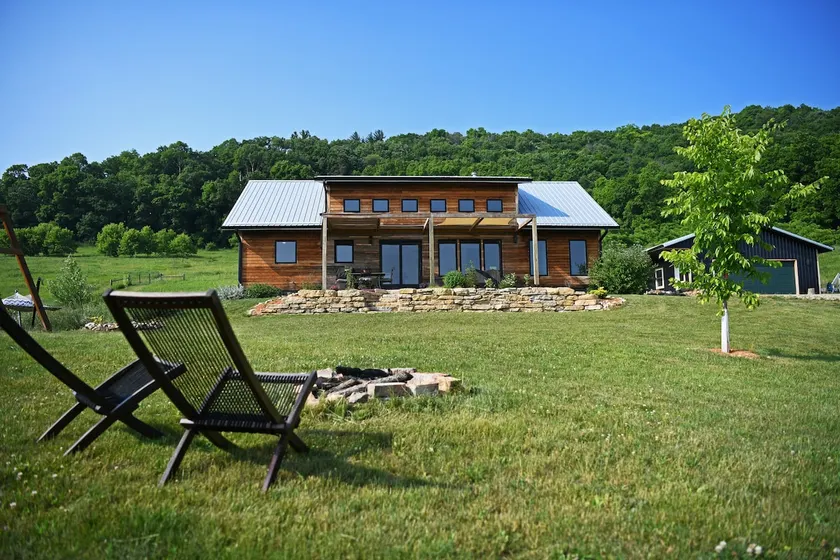 Amazing Views at this Cozy Retreat - Image 1