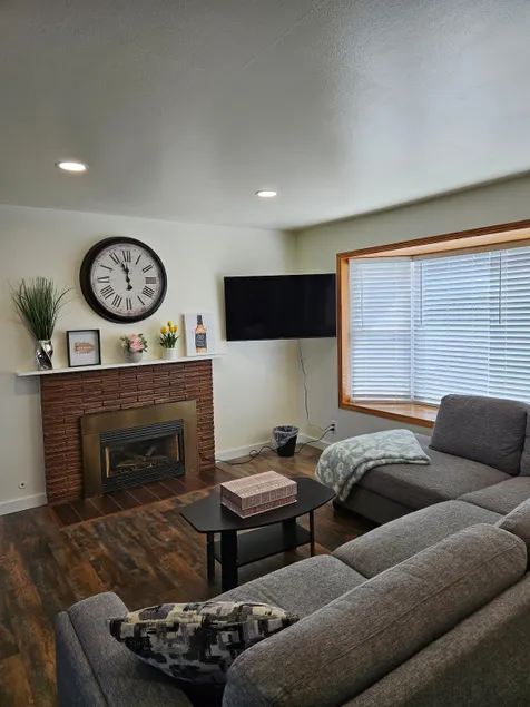 Spacious 3 Bed Home Near Beach - Image 1
