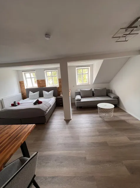 Guest room in the city center with kitchen - Image 1