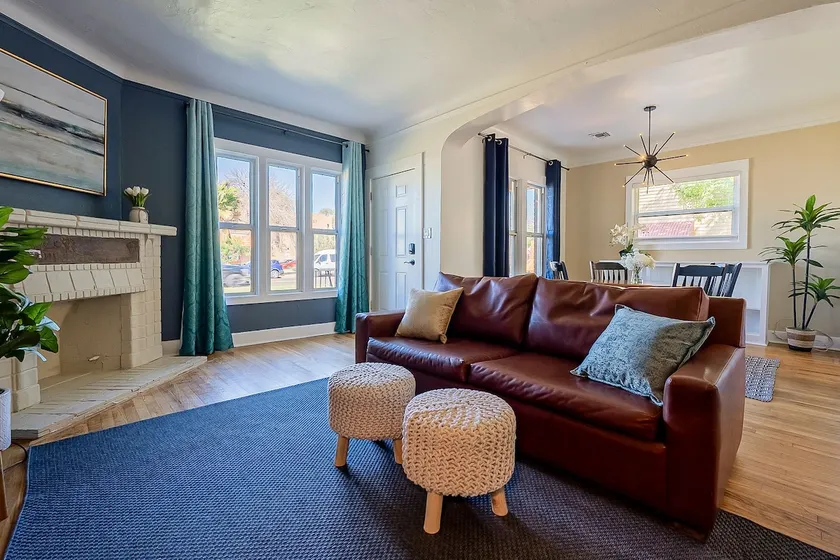 Walkable Downtown Stay*King Bed*Sleeps 4*Parking - Image 1