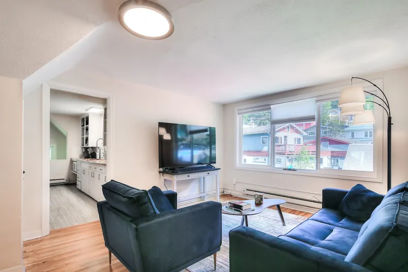 Next to Capitol! 2 Bedroom Top Floor with a View - Image 1