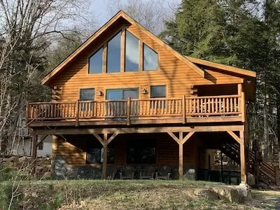 Gorgeous 4BR Log Home Near Storyland & N. Conway. AC, Large Deck, Dog friendly - Image 1