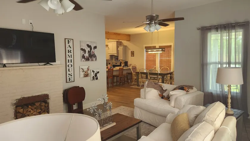 Little City Farmhouse - Image 1