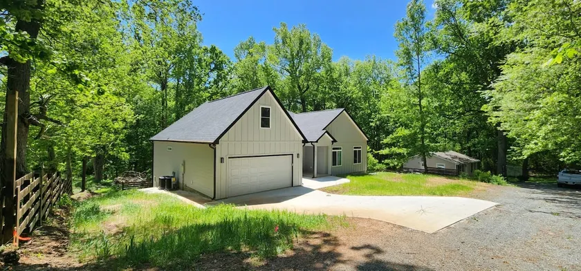 Serene retreat in Waxhaw: Steps away from Downtown - Image 1
