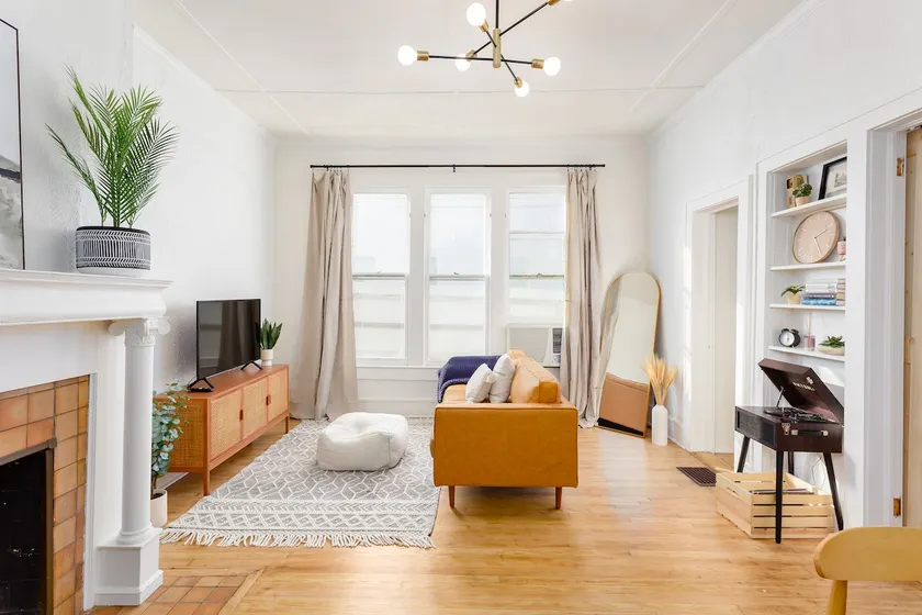 Cozy Mid-Century Apt Downtown - Image 1