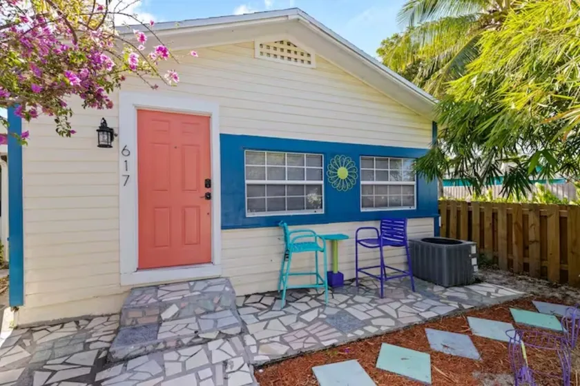 Just Beachy Bungalow in Lake Worth Beach - Image 1