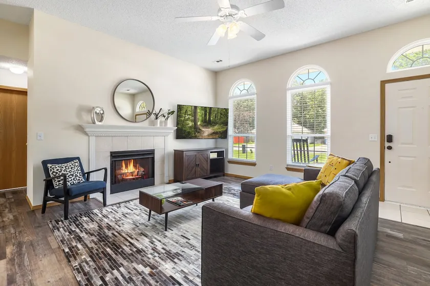Comfortable 3BR Near Crystal Bridges & Downtown - Image 1