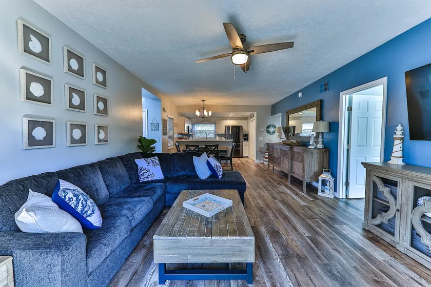Waterfront Sleeps 6 w/private boat dock and heated pool. - Image 1