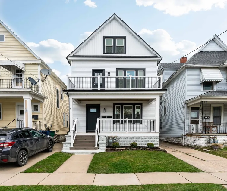 *Top Rated* Modern New 6 bdrm House Sleeps 12 - Image 1