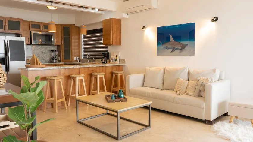 Waterfront condo with King-Size bed & Rooftop Pool - Image 1