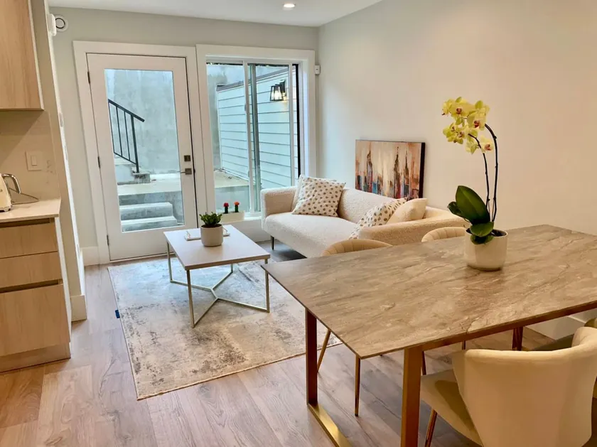 Guest Suite in West Vancouver - Image 1