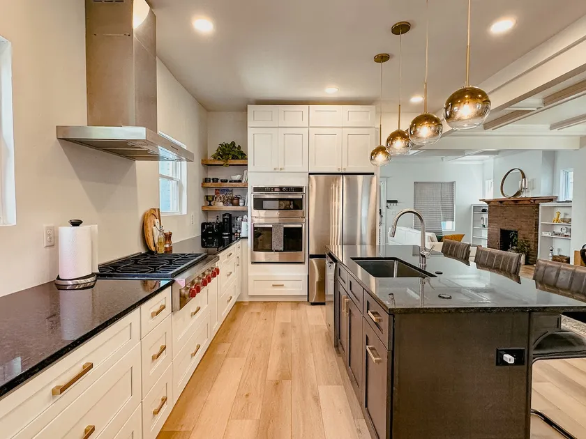 Luxurious House! Central location! KING Bed! - Image 1