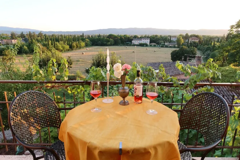 House with Garden and View: Tranquility in the Center - Image 1