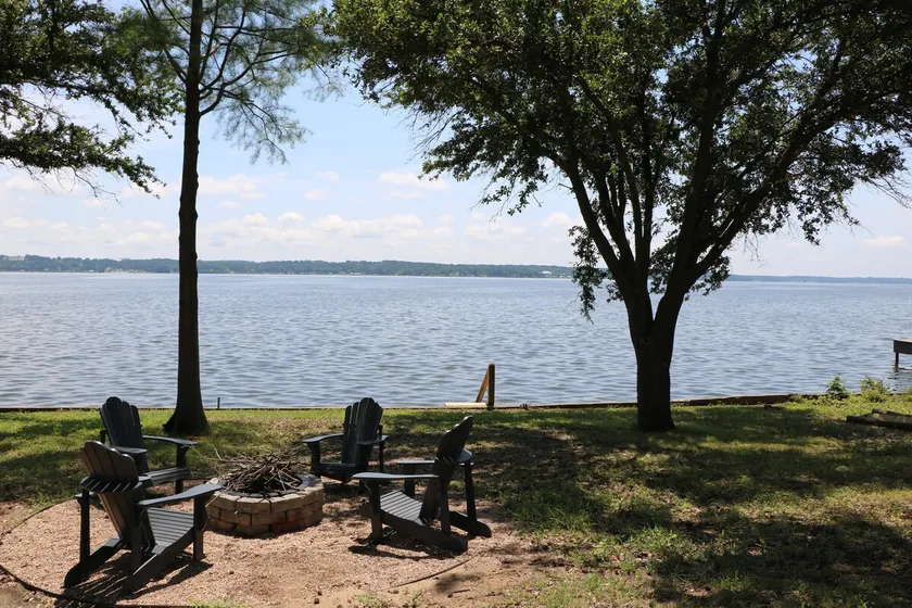 Lakefront Home! Enjoy open views of Lake Palestine - Image 1