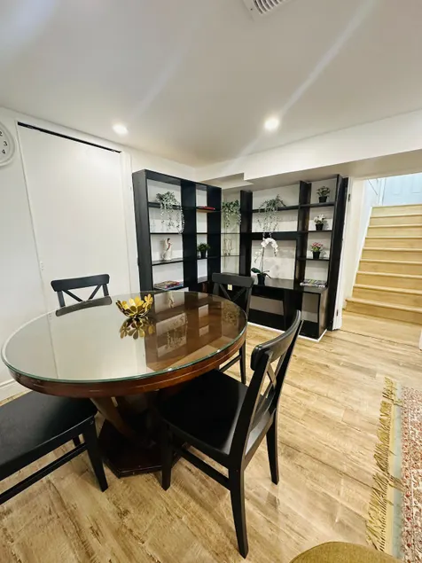 Newly renovated, laundry, separate entrance - Image 1