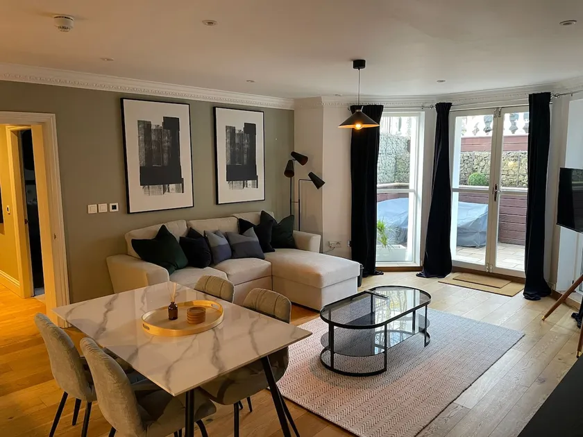 Stunning apartment by The Leas, West End - Image 1