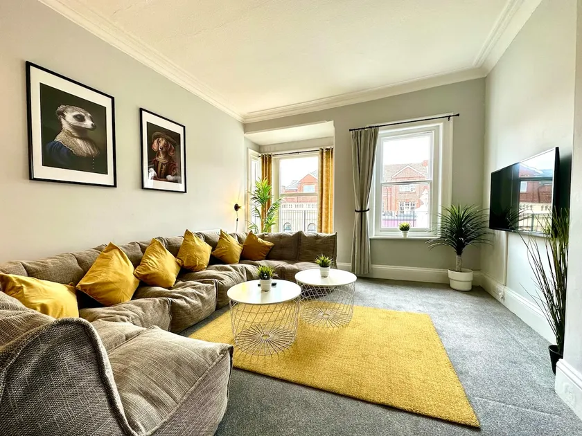 Massive 4 bedroom Duplex Apartment - Sleeps up to 10 People - Free Parking - 5 Minutes to the Best Beach! - Great Location - Fast WiFi - Smart TV - Newly decorated - sleeps up to 10! Close to Bournemouth & Poole Town Centre & Sandbanks - Image 1
