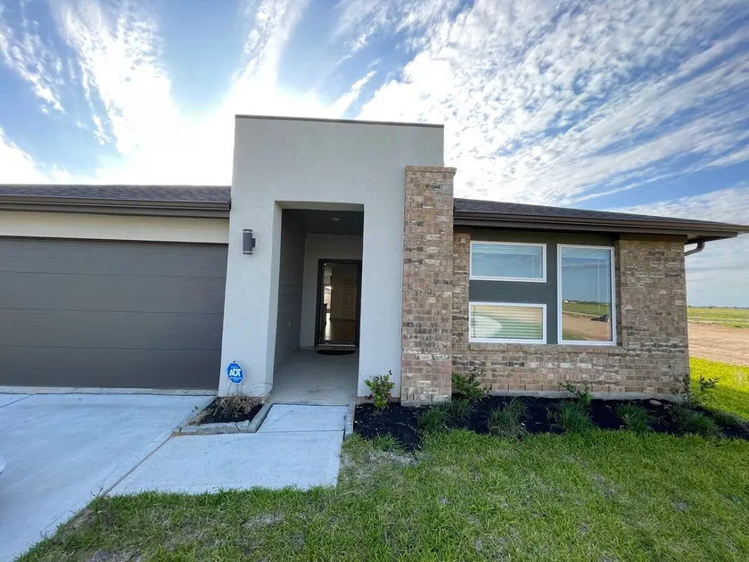 Charming 4B Lake View Cul-De-Sac Home @ Katy - Image 1