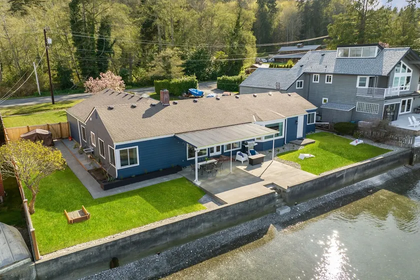 Spacious, Beachfront North Camano Rambler - Image 1