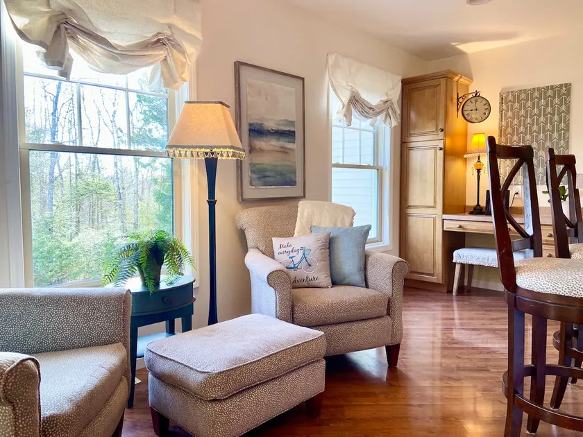 Spacious 5-Bedroom Home with AC Close to Ferries - Image 1