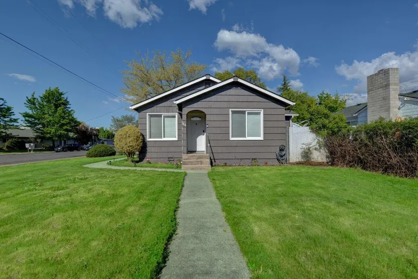 Renovated Home in Central Point w/EV charger - Image 1