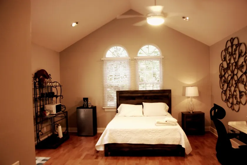 Villas @ Lake Ella | Flat (1br-1bth/desk) - Image 1