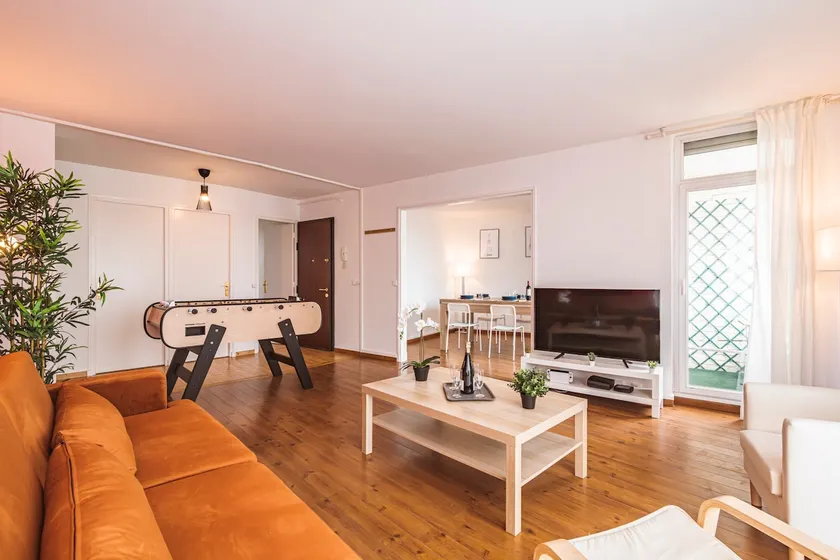 *Le Moulin Rouge*, spacious 87 m2 pool table and foosball - Image 1