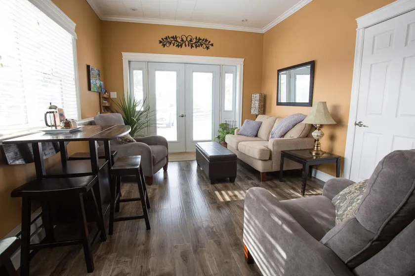 Downtown Woody Point Condo - Image 1