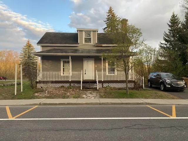 891 shefford 4-bedroom house - Image 1