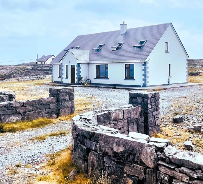 Irish Isle Oasis: Spacious 5-Bedroom Retreat - Image 1