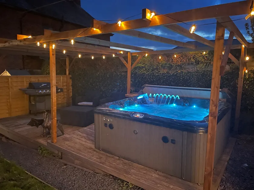 Palmyra Lodge + Hot Tub- Luxury Stay - Image 1