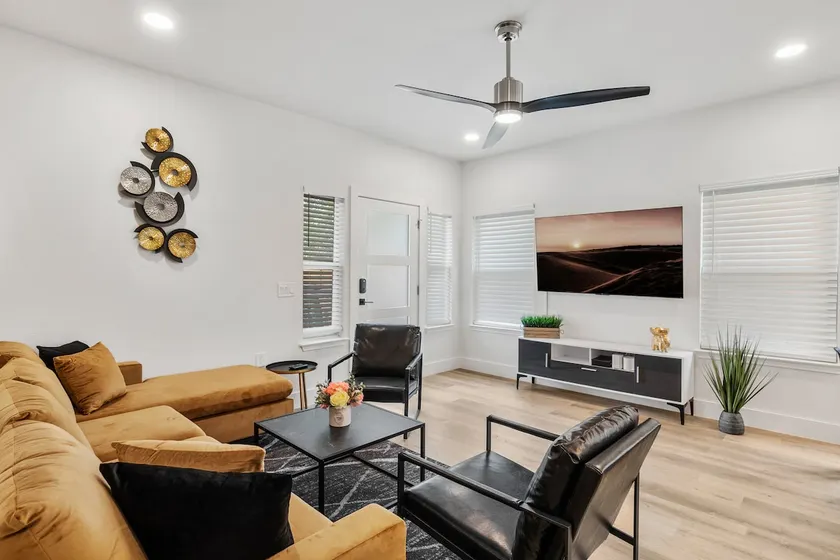 Cozy & Central ~ Close to i35 and 5M to Downtown! - Image 1