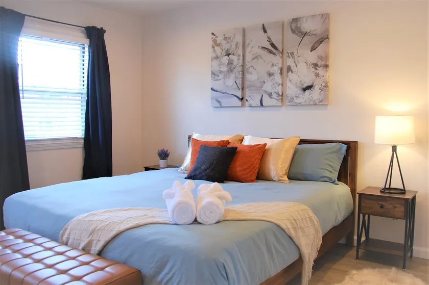 Cozy 2B Apt w/ Private Parking - Image 1