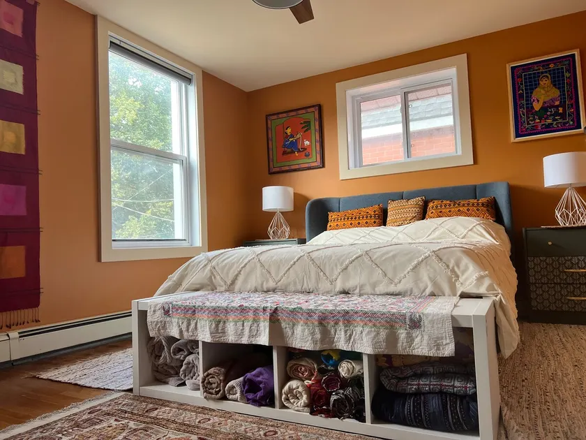 Eclectic suite w backyard balcony in heart of city - Image 1
