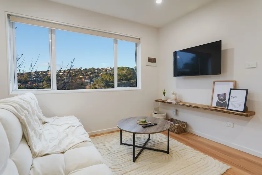 Mt View Newly Built Home w Queen Bed 5km CBD - Image 1