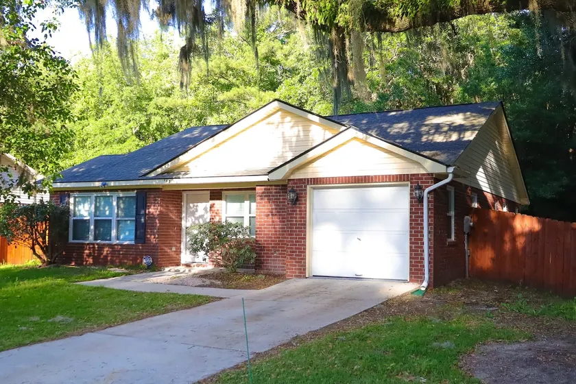 3bed 2bath Ole Pooler! Near DT Savannah! *Pets* - Image 1