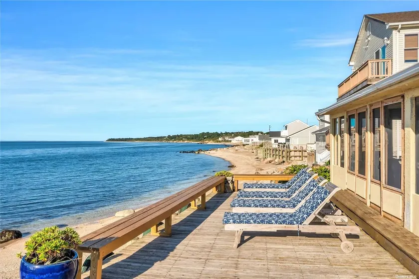 Beachfront Greenport Villa - Image 1