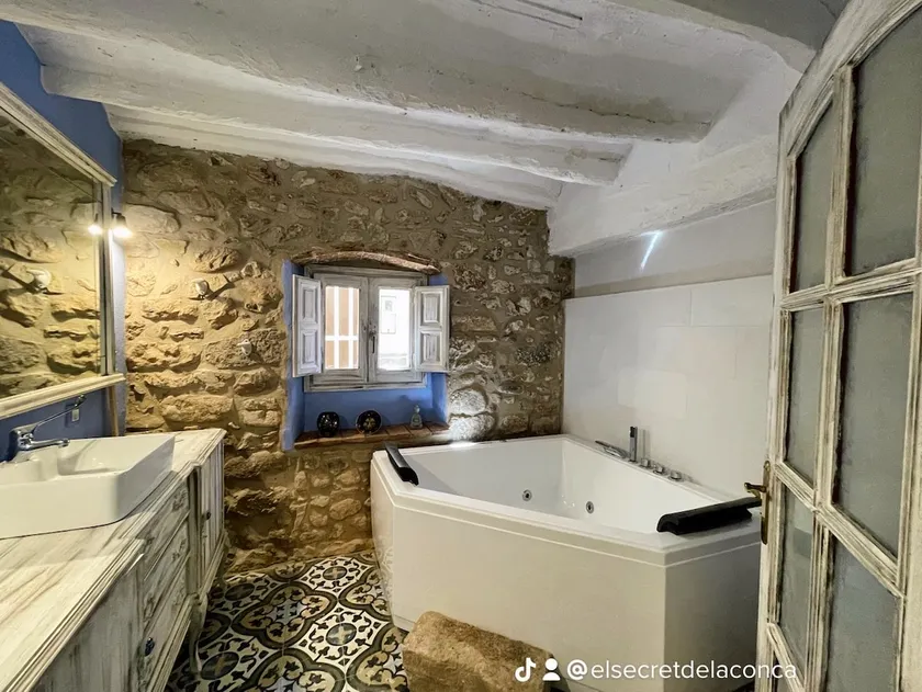 Romantic accommodation with a jacuzzi and fireplace - Image 1