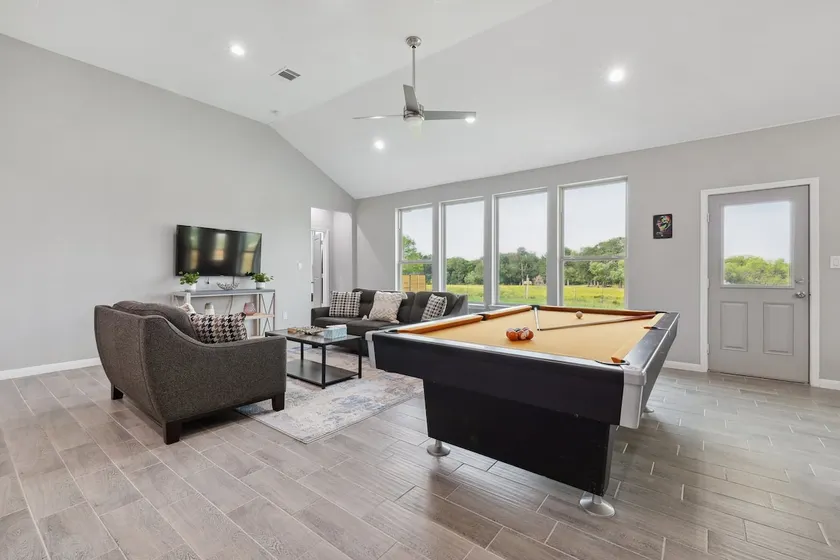 Modern Escape in Cedar Creek - Image 1